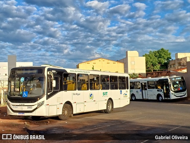 Transporte Urbano São Miguel de Uberlandia 2063 na cidade de Uberlândia, Minas Gerais, Brasil, por Gabriel Oliveira. ID da foto: 12071460.