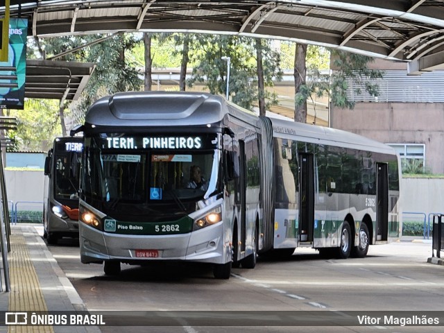 Via Sudeste Transportes S.A. 5 2862 na cidade de São Paulo, São Paulo, Brasil, por Vitor Magalhães. ID da foto: 12071065.