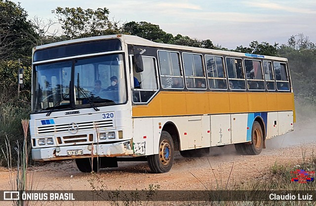 Ônibus Particulares 320 na cidade de São Thomé das Letras, Minas Gerais, Brasil, por Claudio Luiz. ID da foto: 12074039.
