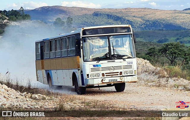 Ônibus Particulares 320 na cidade de São Thomé das Letras, Minas Gerais, Brasil, por Claudio Luiz. ID da foto: 12074089.