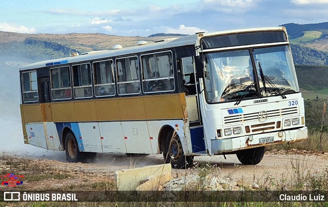 Ônibus Particulares 320 na cidade de São Thomé das Letras, Minas Gerais, Brasil, por Claudio Luiz. ID da foto: 12074091.
