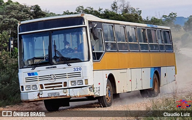 Ônibus Particulares 320 na cidade de São Thomé das Letras, Minas Gerais, Brasil, por Claudio Luiz. ID da foto: 12074001.
