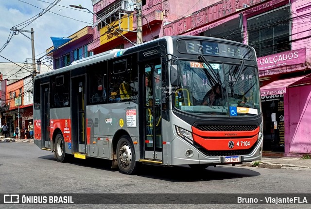 Pêssego Transportes 4 7104 na cidade de São Paulo, São Paulo, Brasil, por Bruno - ViajanteFLA. ID da foto: 12077992.