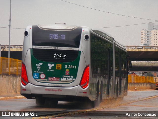 Via Sudeste Transportes S.A. 5 2811 na cidade de São Paulo, São Paulo, Brasil, por Valnei Conceição. ID da foto: 12081246.