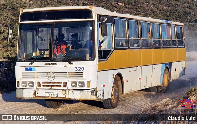 Ônibus Particulares 320 na cidade de São Thomé das Letras, Minas Gerais, Brasil, por Claudio Luiz. ID da foto: 12080411.