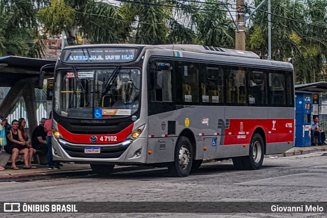 Pêssego Transportes 4 7102 na cidade de São Paulo, São Paulo, Brasil, por Giovanni Melo. ID da foto: 12078923.