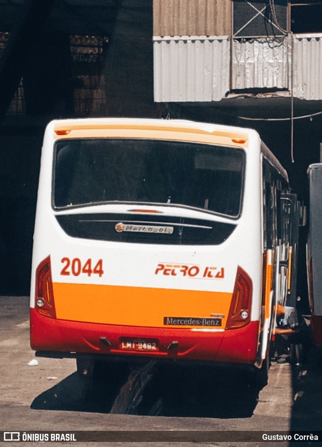 Petro Ita Transportes Coletivos de Passageiros 2044 na cidade de Petrópolis, Rio de Janeiro, Brasil, por Gustavo Corrêa. ID da foto: 12081554.
