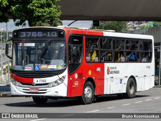 Pêssego Transportes 4 7392 na cidade de São Paulo, São Paulo, Brasil, por Bruno Kozeniauskas. ID da foto: 12082665.
