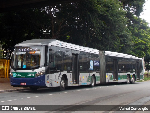 Via Sudeste Transportes S.A. 5 2816 na cidade de São Paulo, São Paulo, Brasil, por Valnei Conceição. ID da foto: 12081371.