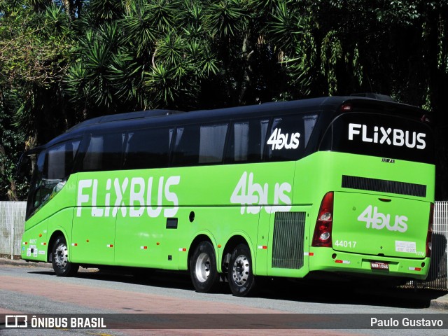 FlixBus Transporte e Tecnologia do Brasil 44017 na cidade de Curitiba, Paraná, Brasil, por Paulo Gustavo. ID da foto: 12084633.