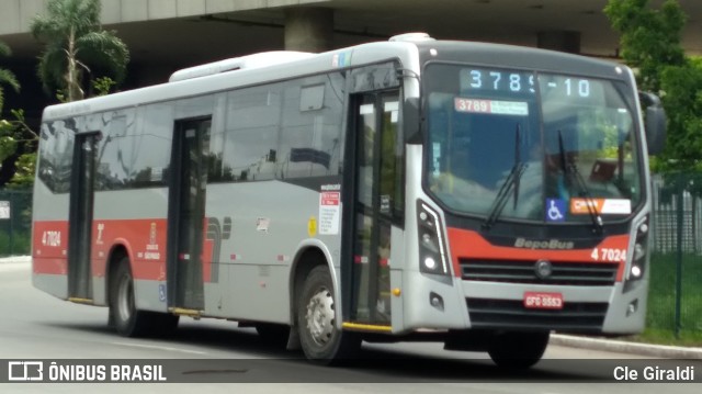 Pêssego Transportes 4 7024 na cidade de São Paulo, São Paulo, Brasil, por Cle Giraldi. ID da foto: 12083520.