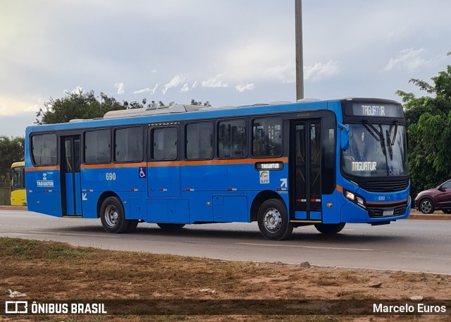 Taguatur - Taguatinga Transporte e Turismo 05690 na cidade de Brasília, Distrito Federal, Brasil, por Marcelo Euros. ID da foto: 12151276.