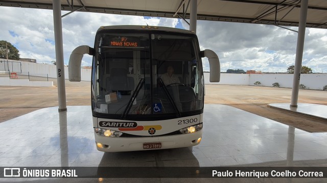 Saritur - Santa Rita Transporte Urbano e Rodoviário 21300 na cidade de Capelinha, Minas Gerais, Brasil, por Paulo Henrique Coelho Correa. Número da foto: #13325815.