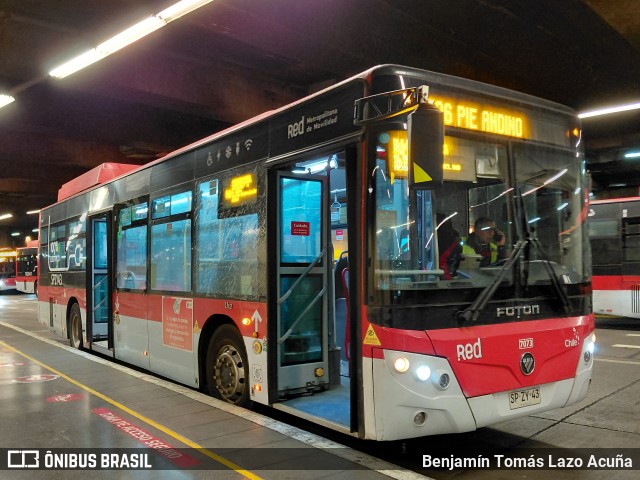 Buses Omega 7073 na cidade de La Cisterna, Santiago, Metropolitana de Santiago, Chile, por Benjamín Tomás Lazo Acuña. Número da foto: #13329607.