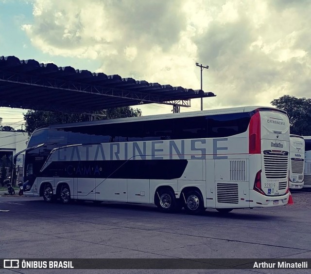 Auto Viação Catarinense 323019 na cidade de Florianópolis, Santa Catarina, Brasil, por Arthur Minatelli. Número da foto: #13329437.